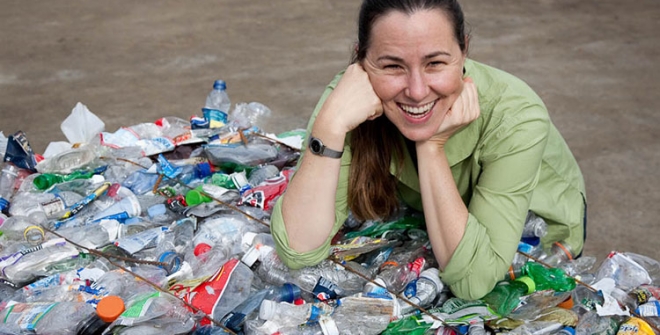 Mujer y plásticos de reciclaje