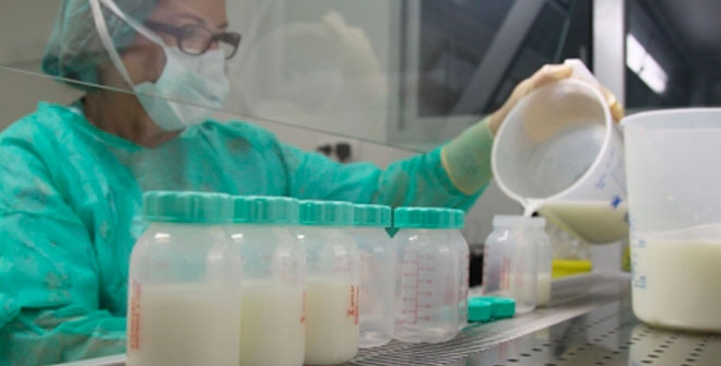 Manipulando donaciones de leche en un laboratorio