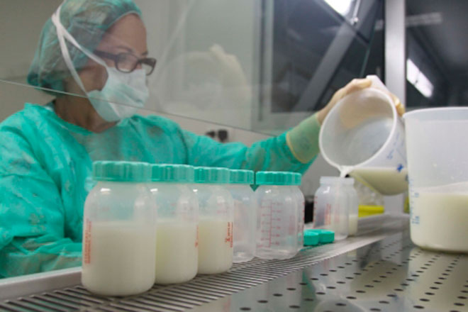 Manipulando donaciones de leche en un laboratorio