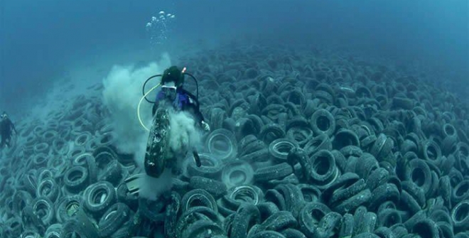 Un vertedero de neumáticos en el fondo del mar
